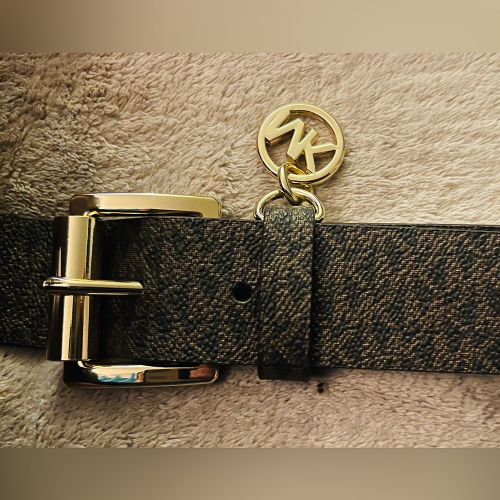 I have this beautiful belt for women size L original Michael kors